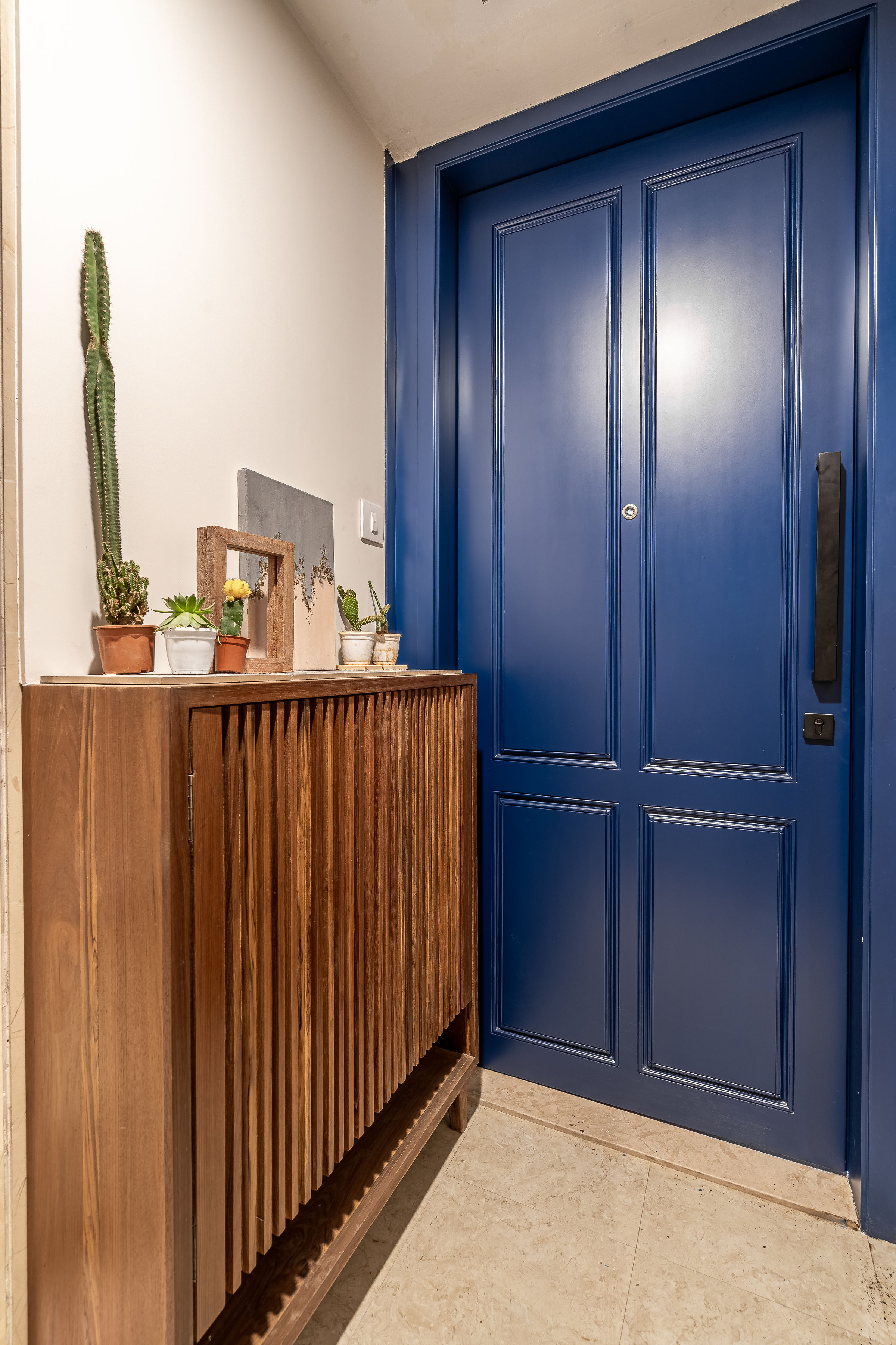 Living room natural light — Varna, Powai